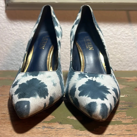 LAUREN RALPH LAUREN
Sarina Navy Suede Tie Dye Court Shoe. Size 6.5 B - Picture 5 of 5